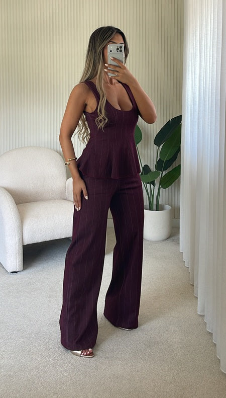 Conjunto Top con Volante y Pantalón Ancho de Raya Diplomática