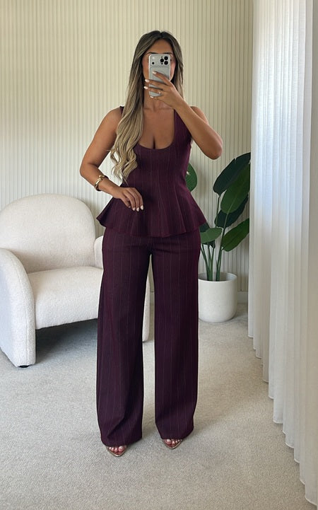 Conjunto Top con Volante y Pantalón Ancho de Raya Diplomática